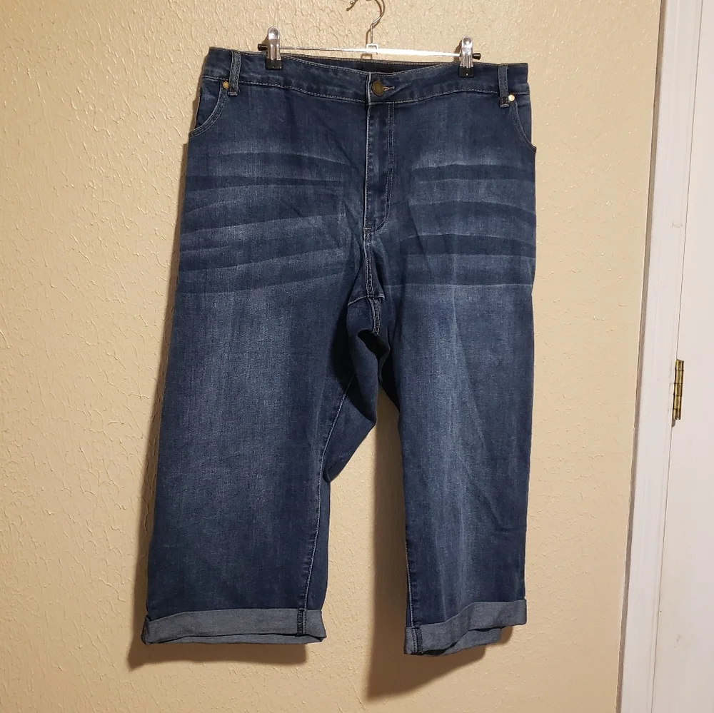 Ashley Stewart Rolled Cuff Denim Capris Size 32‎